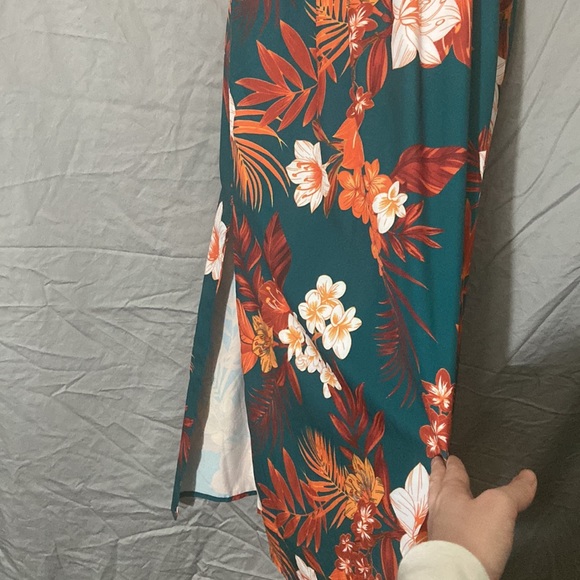Shein Floral flowy dress. Low-cut. Spring colors - Picture 4 of 7